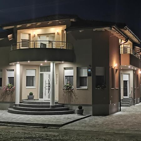 Apartman Bozur **** Satnica Dakovacka Exteriér fotografie